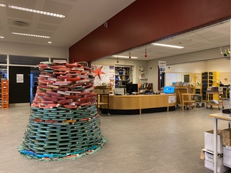 Kirke Hyllinge Skole - 1. Hovedbygning via indgang ud mod Kirke Hyllinge Hallen