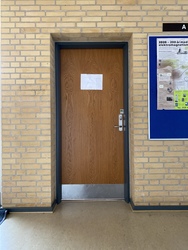 Kirke Hyllinge Skole - 1. Hovedbygning via indgang ud mod Kirke Hyllinge Hallen