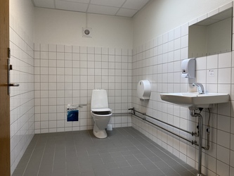 Kirke Hyllinge Skole - 1. Hovedbygning via indgang ud mod Kirke Hyllinge Hallen