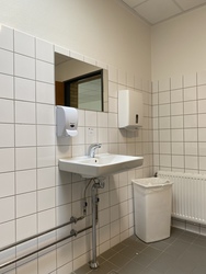 Kirke Hyllinge Skole - 1. Hovedbygning via indgang ud mod Kirke Hyllinge Hallen