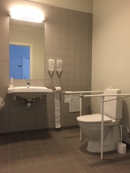 Svanepunktet - Furesø Genoptræningscenter - Handicaptoilet bag den store træningssal i grundplan