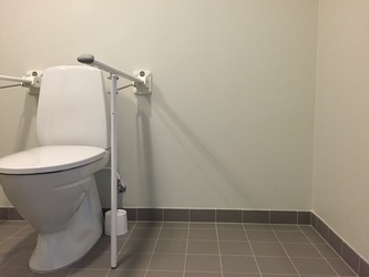 Svanepunktet - Furesø Genoptræningscenter - Handicaptoilet bag den store træningssal i grundplan