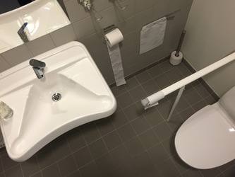 Svanepunktet - Furesø Genoptræningscenter - Handicaptoilet bag den store træningssal i grundplan